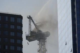 Le bras de la grue est tombé après un incendie de la cabine de l'engin.
